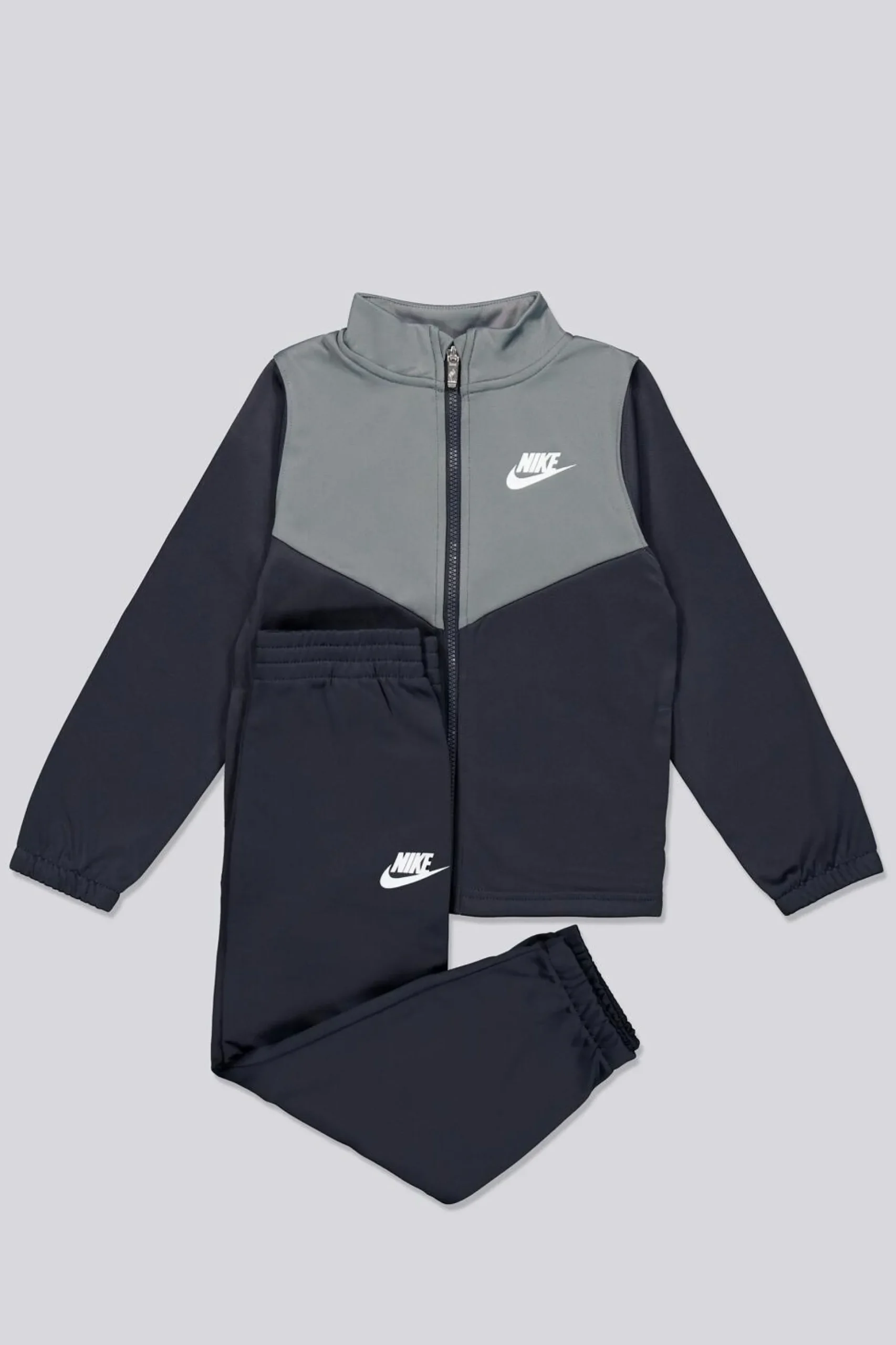 Nike Ess